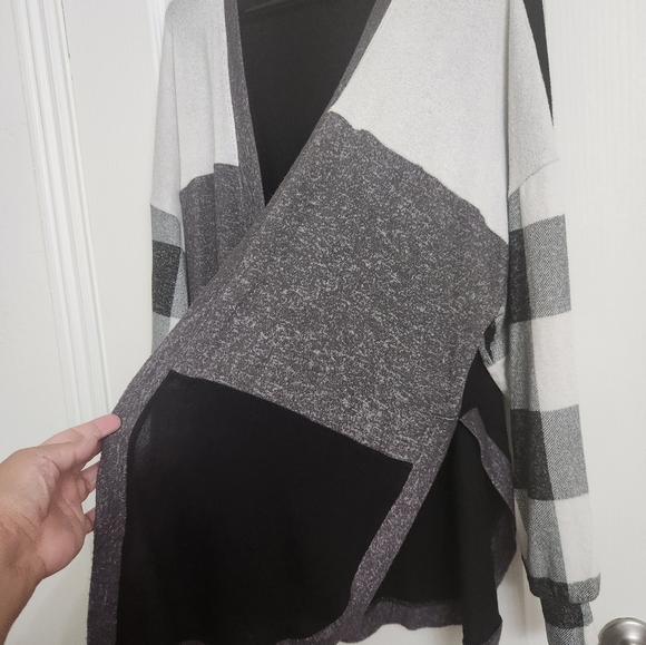 Maurices XL Stylish Gray and Black Women's Sweater - Picture 4 of 4